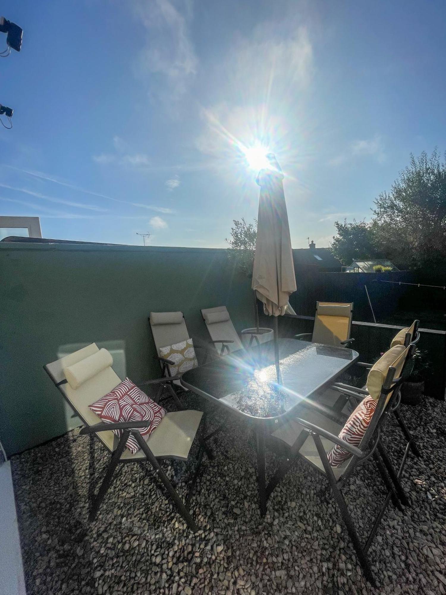 Ser Ar Y Bryn- Lovely Family Home With Garden, Walk To The Village And Beach サンダースフット エクステリア 写真